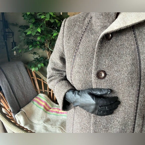 %100 Virgin Wool Coat - Picture 2 of 14